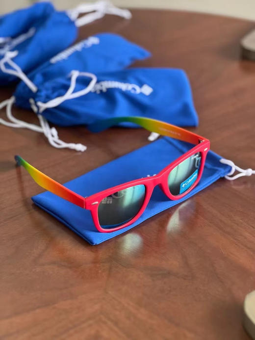 北美订单 正品 哥伦比亚户外墨镜。男女同款 
专业户外品牌 墨镜具有一定的户外功能防紫外线，外边卖80美金一个折合人民币500左右；
配有品牌logo防尘袋 商品图4