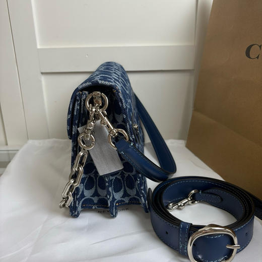 夏季特惠💰500 蔻驰【新品】女士经典标志丹宁布CHAIN TABBY单肩包老花 CAN15 尺寸：26*17*8cm 商品图4