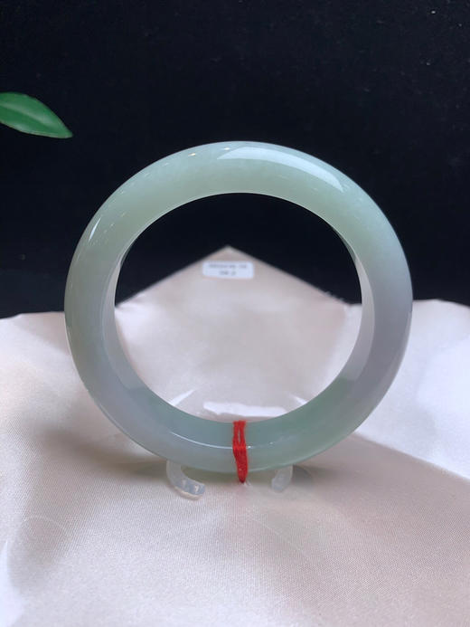 620111，58.2浅绿底手镯，版型好，很清爽干净，带绿底色 商品图0