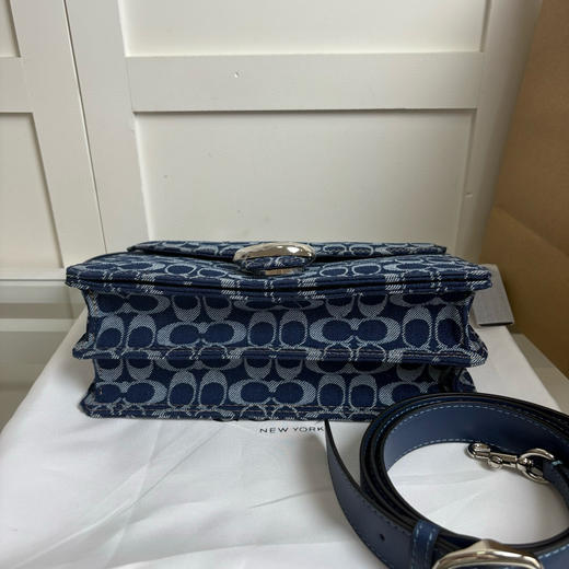 夏季特惠💰500 蔻驰【新品】女士经典标志丹宁布CHAIN TABBY单肩包老花 CAN15 尺寸：26*17*8cm 商品图5