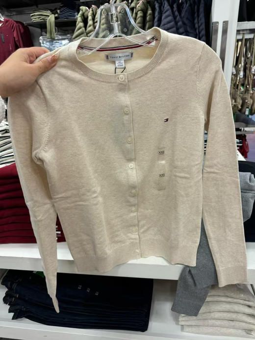 💰399元直邮🇺🇸Tommy女款纯色开衫，這是薄款、里面搭件小吊带就很好看了，上班空调房里必须常备一件 商品图5