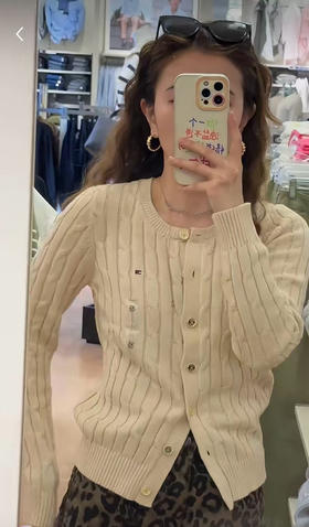 ¥399美国直邮Tommy女款麻花开衫，今年的新款纽扣改成了金属纽扣，一样好看受欢迎