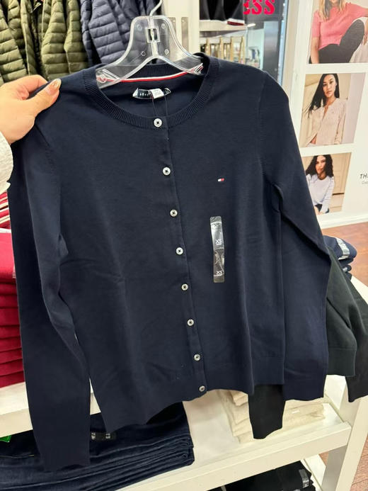 💰399元直邮🇺🇸Tommy女款纯色开衫，這是薄款、里面搭件小吊带就很好看了，上班空调房里必须常备一件 商品图3