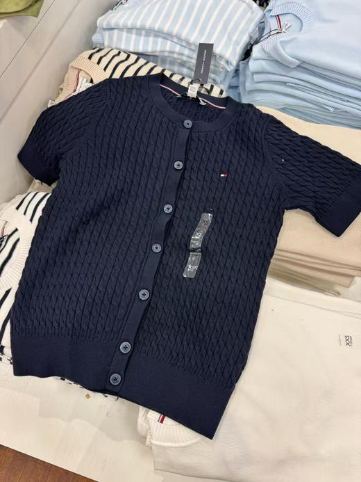 终于有折💰399元直邮🇺🇸Tommy女款短麻花开衫，纯棉材质质感柔软，新款的半袖毛衣真好看🔥都是白扣，有一些羊毛混纺 商品图7
