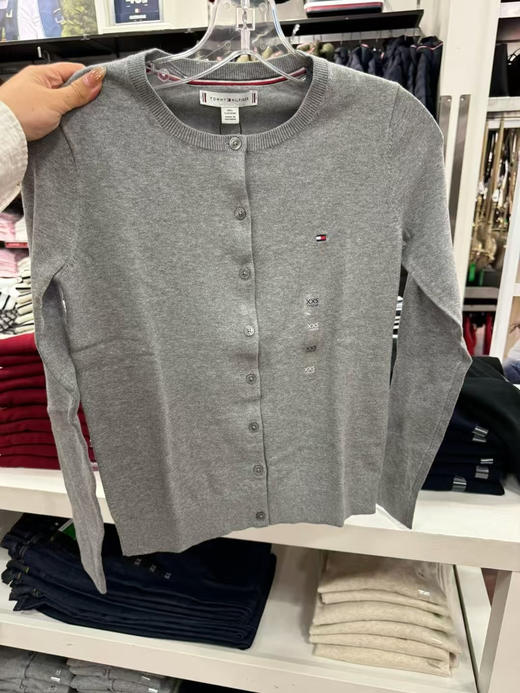 💰399元直邮🇺🇸Tommy女款纯色开衫，這是薄款、里面搭件小吊带就很好看了，上班空调房里必须常备一件 商品图6