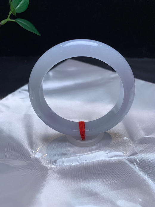 620112，55淡紫底手镯，整体带淡紫底。干净清爽 整条很均匀 商品图0