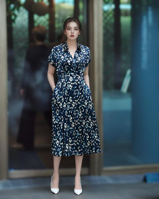 翻领后腰松紧连肩袖气质连衣裙 商品图1