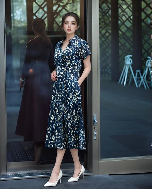 翻领后腰松紧连肩袖气质连衣裙 商品图2