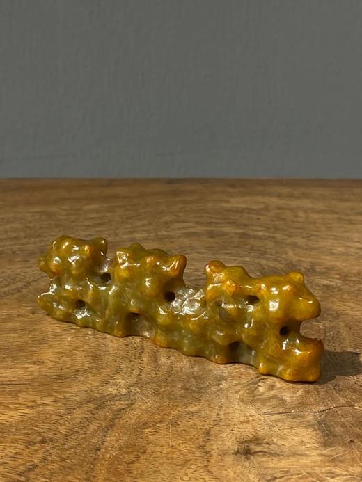 黄沁白玉镂雕奇石石形笔搁，顺丰包邮 商品图1