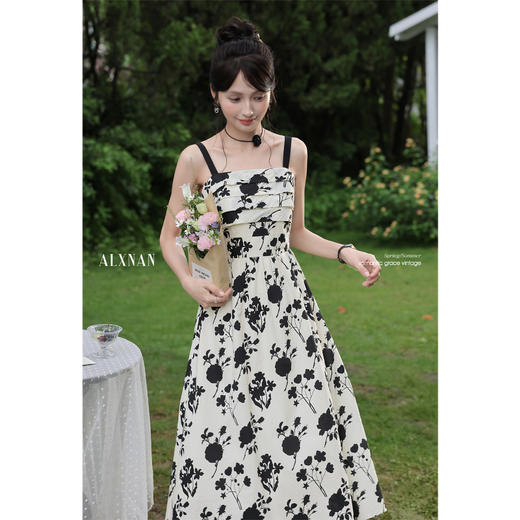 【6折秒杀】鹿向南「蔷薇午后」优雅白底黑花碎花吊带连衣裙夏季新款长裙女款L55992 商品图2