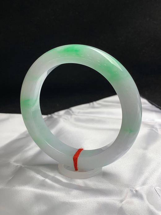 620123，59圈口，飘绿正圈平安镯，白底飘阳绿花，细腻有水，打灯有晶体纹 商品图2