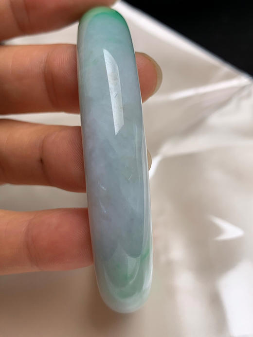 620120，58.6圈口，飘绿正圈平安镯，白底飘阳绿，色浓，底子细腻，有一处晶体纹 商品图3