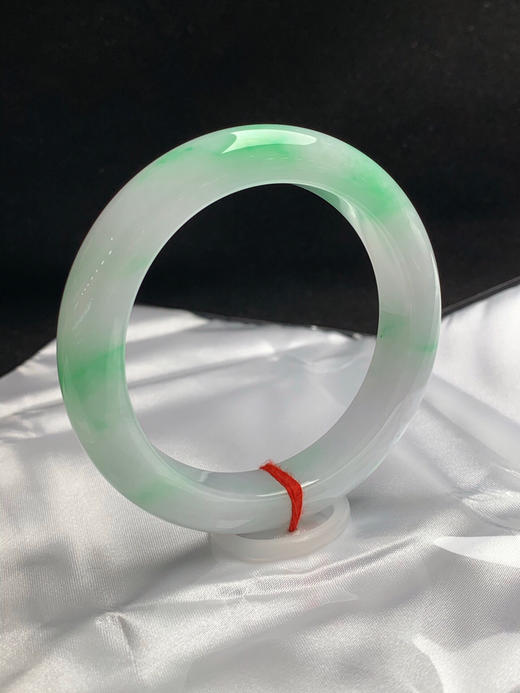 620123，59圈口，飘绿正圈平安镯，白底飘阳绿花，细腻有水，打灯有晶体纹 商品图1