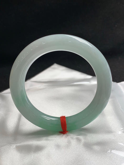 620124，55圈口，糯化飘绿圆条福镯，淡底色飘一抹绿，底子水润细腻 商品图3