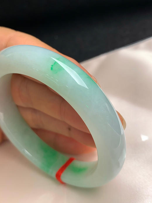 620122，54.5圈口，糯化飘绿正圈平安镯，种水好，底子细润，晴底色飘阳绿花，有处晶体纹，不抠 商品图4