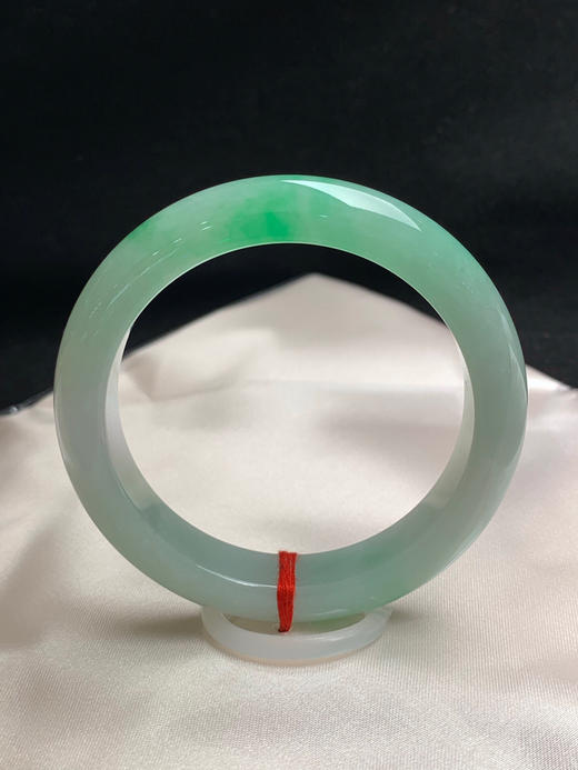 620122，54.5圈口，糯化飘绿正圈平安镯，种水好，底子细润，晴底色飘阳绿花，有处晶体纹，不抠 商品图0