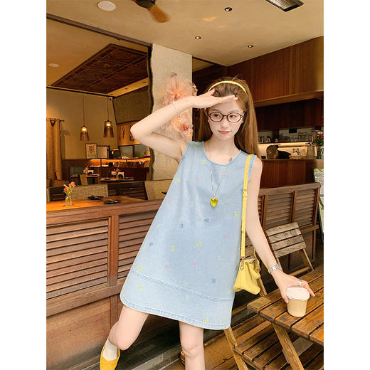 <曾小咸推荐>蝴蝶结小刺绣减龄牛仔连衣裙 商品图1