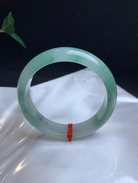 620117，57.5 带绿底手镯，大半圈带绿底、版型可以，整条均匀干净