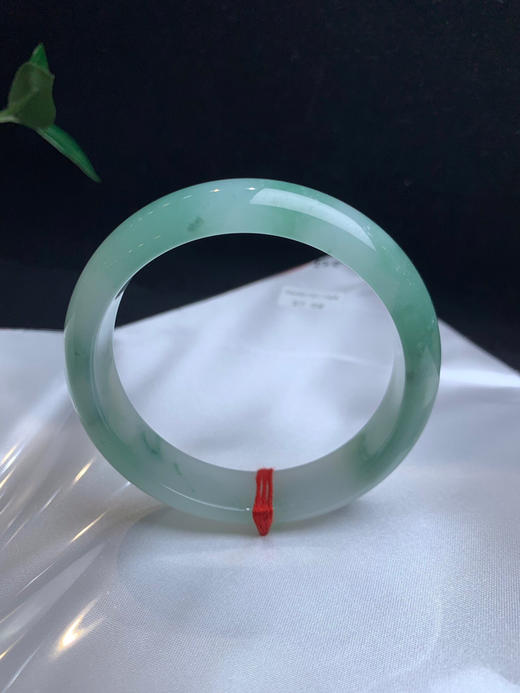 620117，57.5 带绿底手镯，大半圈带绿底、版型可以，整条均匀干净 商品图0