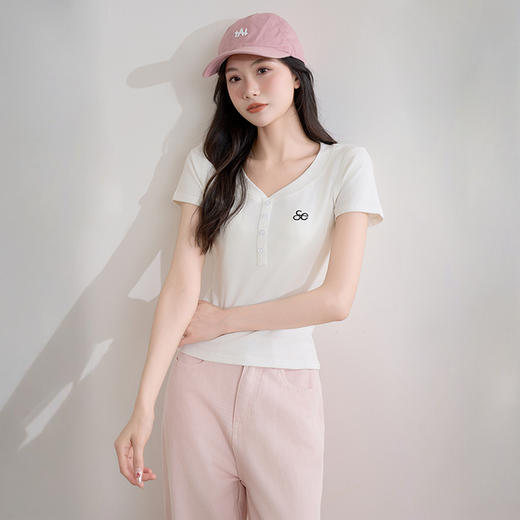 西遇修身正肩短袖t恤女2025年新款休闲美式显瘦v领短款上衣SS150198 商品图4