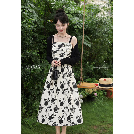 【6折秒杀】鹿向南「蔷薇午后」优雅白底黑花碎花吊带连衣裙夏季新款长裙女款L55992 商品图1