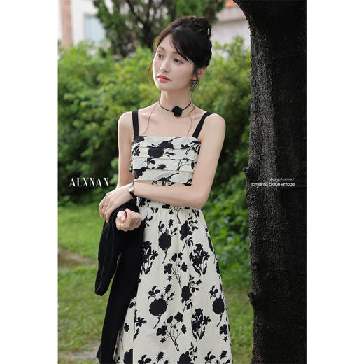 【6折秒杀】鹿向南「蔷薇午后」优雅白底黑花碎花吊带连衣裙夏季新款长裙女款L55992 商品图3