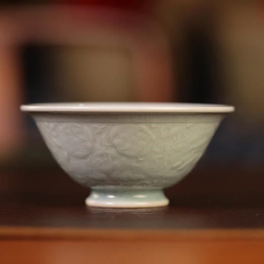 倚云煮泉 鱼藻 外雕刻 青釉 压手杯 商品图0