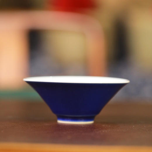 倚云煮泉内模印宝石蓝斗笠杯-鱼藻纹 商品图0