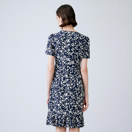 EITIE爱特爱夏季新款舒适印花V领显瘦收腰鱼尾连衣裙7807557 商品图4