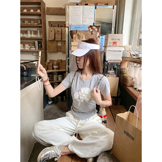 【110元任选2件】最后一波现货！立体花朵修身短袖Ｔ恤 商品图2