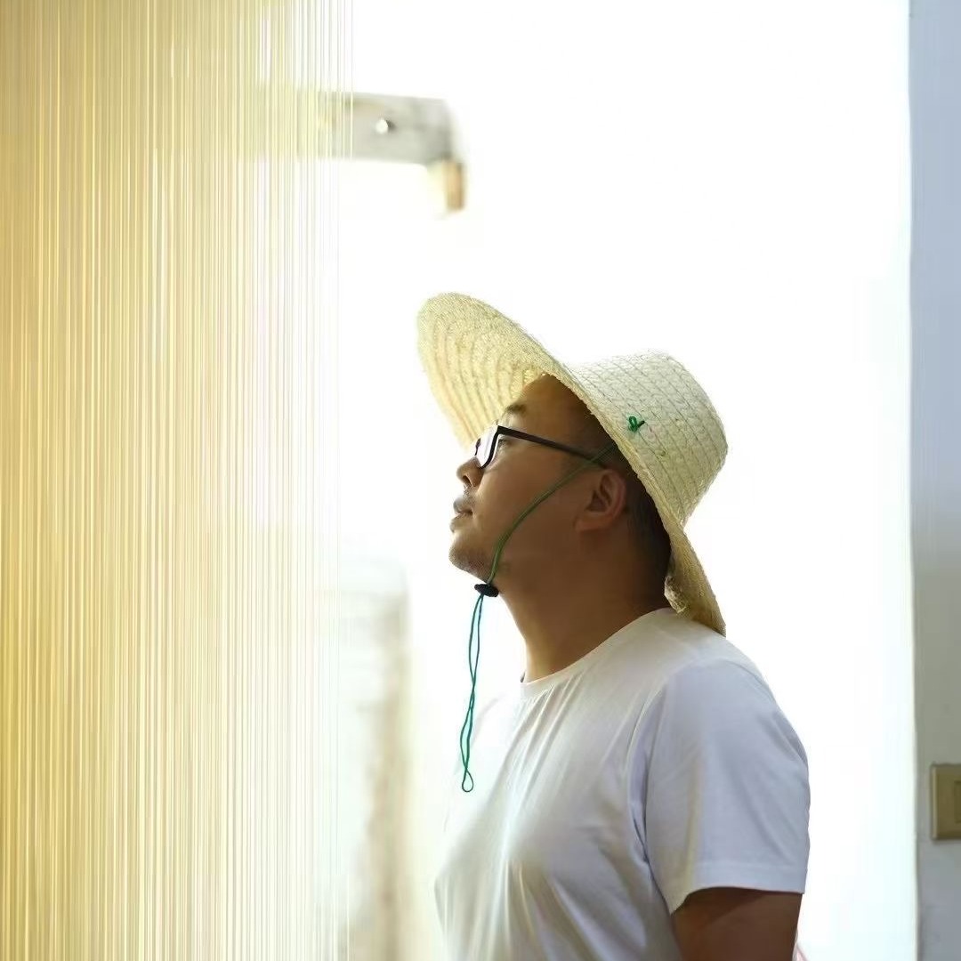 【绥阳空心面 】全麦面粉 表面光滑，中空，入口爽滑有嚼劲，久煮不断，二次回锅如初采用传统工艺全程纯手工制作，而且是自然发酵