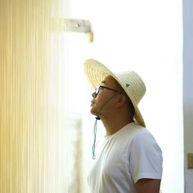 【绥阳空心面 】全麦面粉 表面光滑，中空，入口爽滑有嚼劲，久煮不断，二次回锅如初采用传统工艺全程纯手工制作，而且是自然发酵