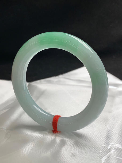 620124，55圈口，糯化飘绿圆条福镯，淡底色飘一抹绿，底子水润细腻 商品图2