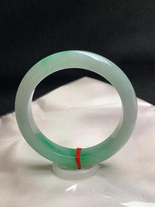 620122，54.5圈口，糯化飘绿正圈平安镯，种水好，底子细润，晴底色飘阳绿花，有处晶体纹，不抠 商品图3