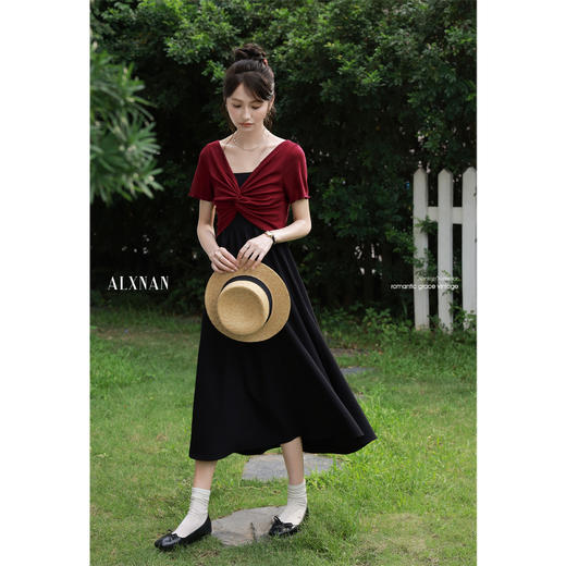 【6折秒杀】鹿向南「玫瑰序歌」优雅黑色吊带裙搭红色罩衫夏季新款气质长裙女 商品图1