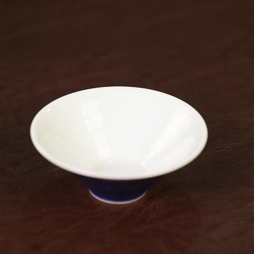 倚云煮泉内模印宝石蓝斗笠杯-鱼藻纹 商品图4