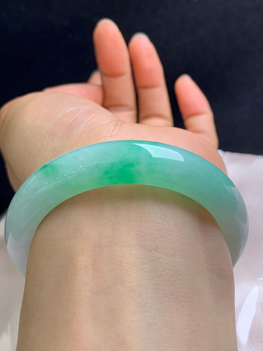 620122，54.5圈口，糯化飘绿正圈平安镯，种水好，底子细润，晴底色飘阳绿花，有处晶体纹，不抠 商品图5