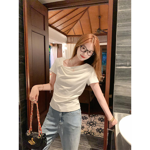 <曾小咸推荐>两色少女斜肩扭结露锁骨短袖T恤 商品图1