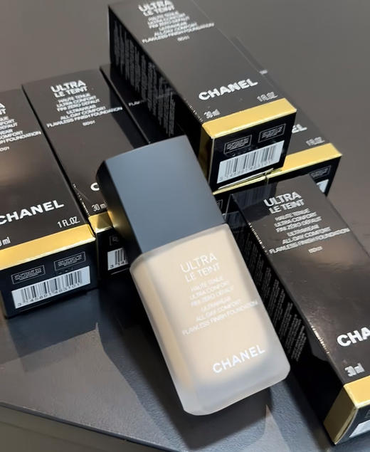 【香奈儿柔光持妆粉底液】无敌!…扒脸王or贵妇级社牛 保湿滋润，持妆稳定，不氧化不暗沉 研磨技术做得很好，很贴肤，粉感很低 添加养肤成分，卸妆后皮肤也很亮，高级香 味 商品图4