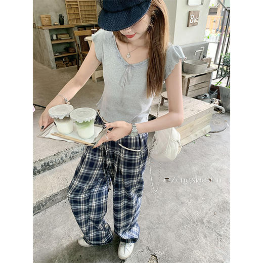 <曾小咸推荐>韩系纯欲Ｖ领木耳边修身Ｔ恤 商品图1