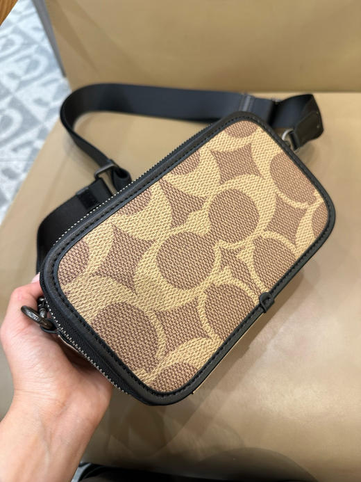 夏季特惠💰470【新品】蔻驰老花CAB80 压花CY888男士老花WYATT 斜挎单肩包通勤相机包 商品图2