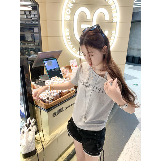 <曾小咸推荐>4.12现货秒杀 ！微信超特价！字母印花斜肩露肩短袖 日常89.99 立减40 秒杀49.99！！蓝色牛仔短裤 秒杀79.99！！ 商品图4