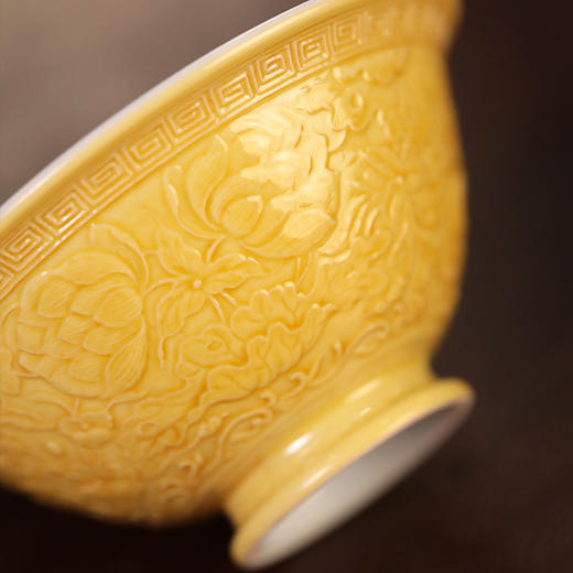 倚云煮泉 鱼藻纹 外雕刻 帝王黄釉 压手杯 商品图2