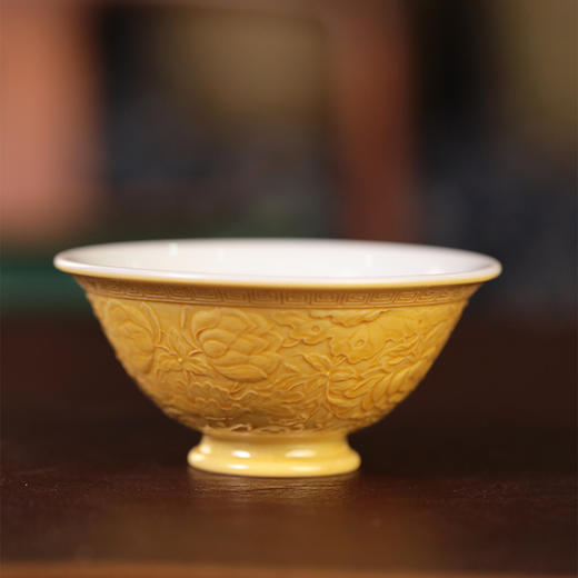 倚云煮泉 鱼藻纹 外雕刻 帝王黄釉 压手杯 商品图0