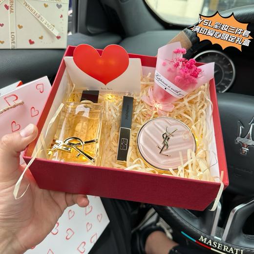 D060327杨树林香水口红气垫彩妆三件套满印爱心限定礼盒 商品图1