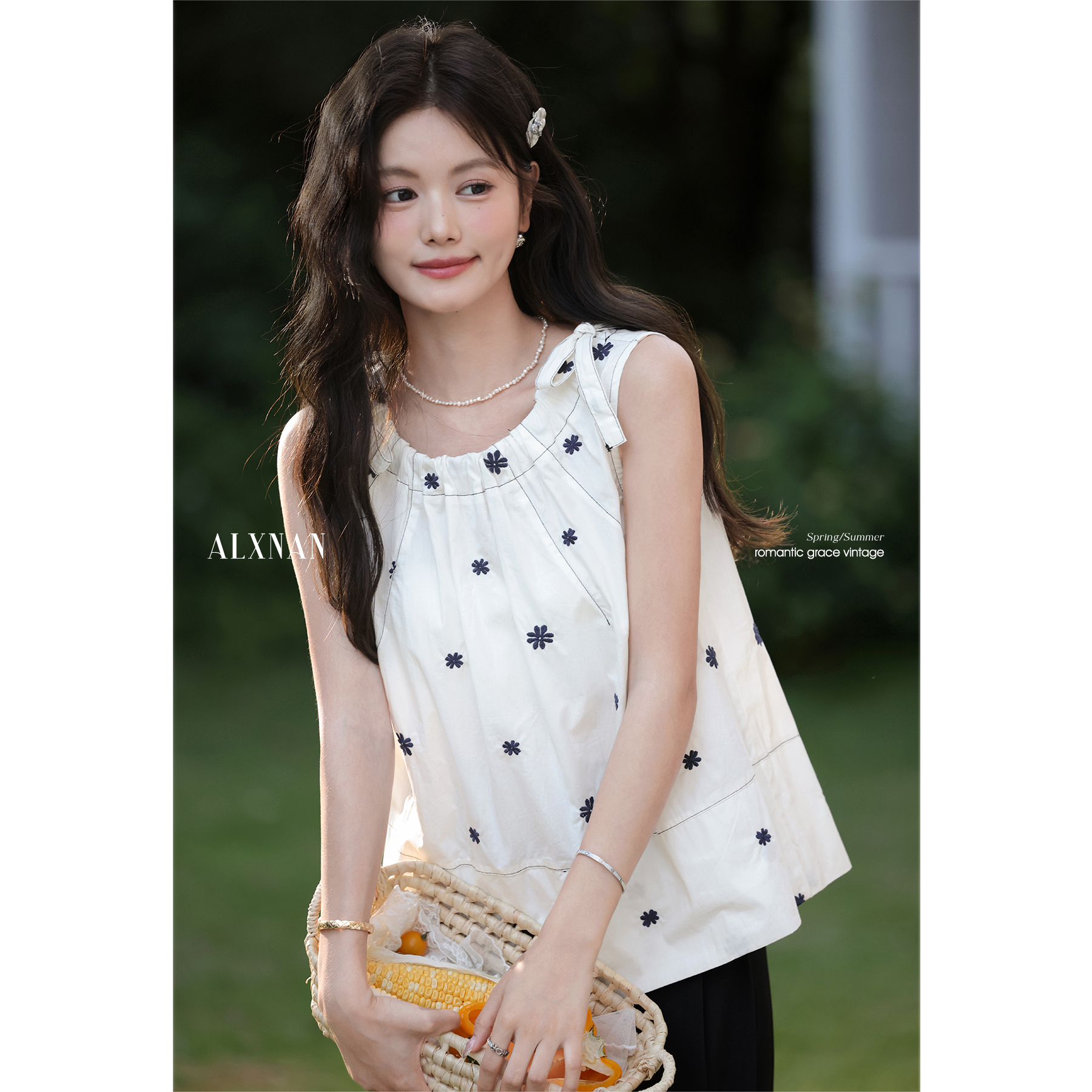 鹿向南「清欢渡岁」白色法式气质圆领无袖背心女夏季花朵刺绣上衣L55990