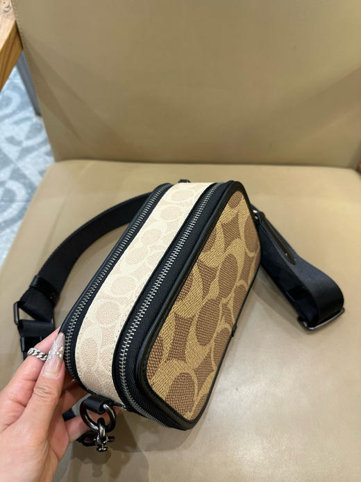 夏季特惠💰470【新品】蔻驰老花CAB80 压花CY888男士老花WYATT 斜挎单肩包通勤相机包 商品图6