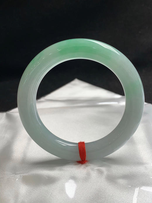 620124，55圈口，糯化飘绿圆条福镯，淡底色飘一抹绿，底子水润细腻 商品图0