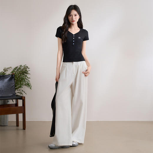 西遇修身正肩短袖t恤女2025年新款休闲美式显瘦v领短款上衣SS150198 商品图1