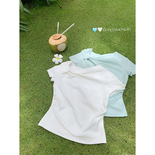 <曾小咸推荐>两色少女斜肩扭结露锁骨短袖T恤 商品图2